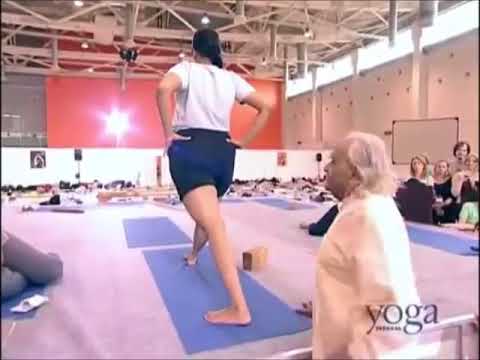 Видео: Паршвоттанасана / Поза интенсивного  вытяжения Пояснение БКС Айенгер /Йога / Йога для начинающих