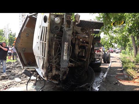 Видео: Грузовик протаранил две машины