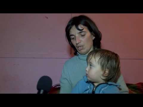 Видео: Социално слаба самотна майка върви пеш в преспите с малкото си дете.