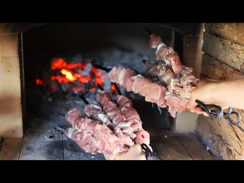 Видео: ШАШЛЫК НА КОНЬЯКЕ В ДРОВЯНОЙ ПЕЧИ