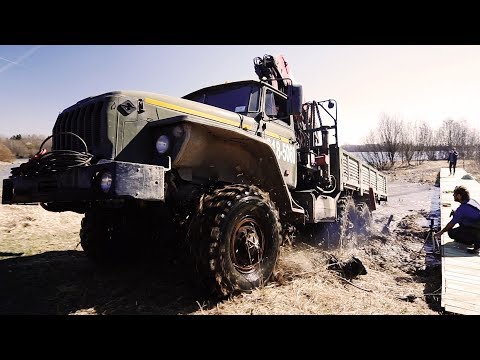 Видео: "Урал" 4320 по заиленному дну озера. Доставка бытовки на остров. Озеро Кипень.