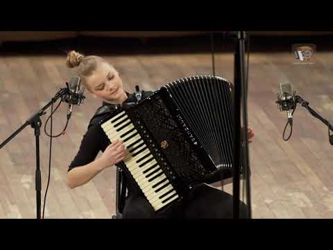 Видео: Играет Мария Дмитриева, аккордеон - Баян и баянисты 2016 / Maria Dmitrieva, accordion Bayan Festival