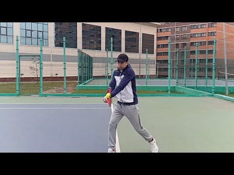 Видео: Как сделать хлыст при двуручном ударе слева (backhand) в большом теннисе. Надо сначала зажаться!