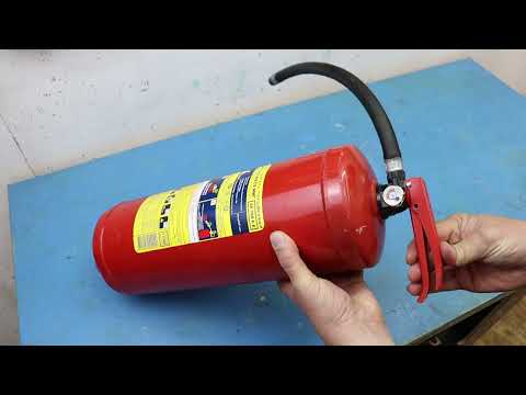 Видео: ТАКОЕ И НЕ СНИЛОСЬ!!!! Мало кто знает о таком применении старого огнетушителя!!!