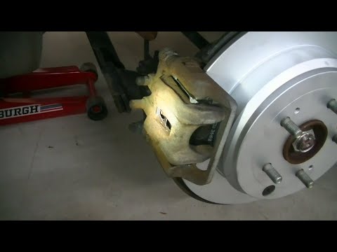 Видео: Замена задних тормозных колодок и ротора Honda CRV 2011-2016 гг./регулировка стояночного тормоза!