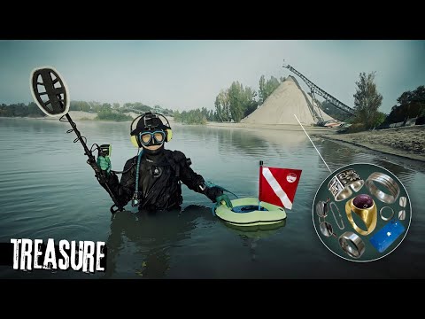Видео: Поиск с металлоискателем под водой! Золото, серебро, телефон и куча находок!