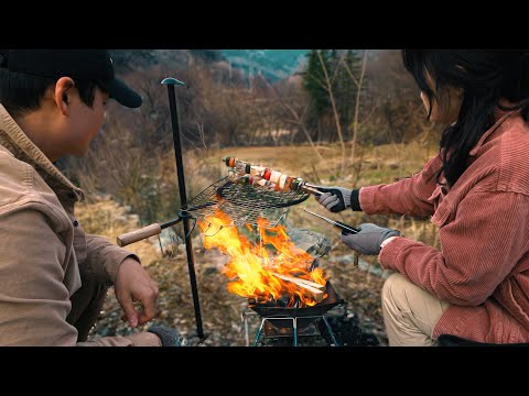 Видео: Кемпинг-влог | Спокойный день в лесу | Шашлычки на открытом огне с женой | Отдых у костра