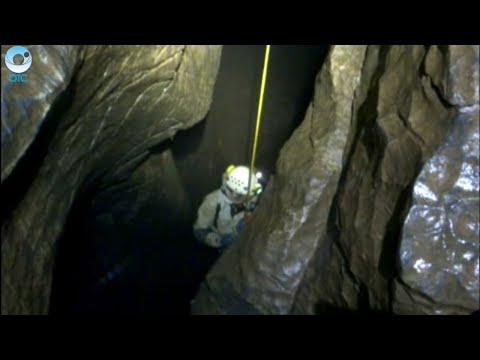 Видео: Что нашли спелеологи в самой большой пещере Сибири?