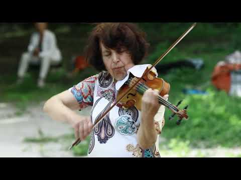 Видео: Йоана Стратева - цигулка - концерт при пещерите на Мадара