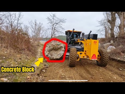 Видео: Является ли большой бетонный блок, стоящий на дороге, проблемой для оператора грейдера JohnDeere?