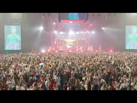 Видео: Несколько тысяч молодых пермячек отожгли на концерте Надежды Кадышевой!