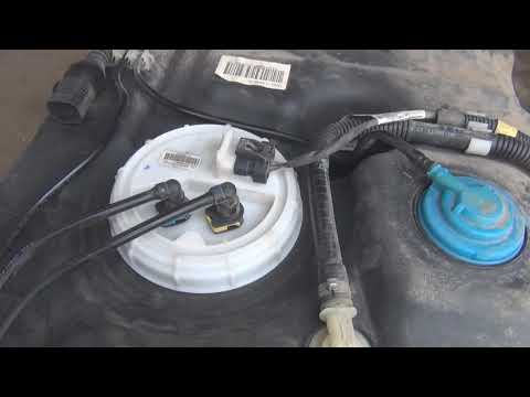 Видео: Опель мерива В вода в баке и как открутить насос