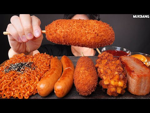 Видео: острая лапша и колбаса FIRE NOODLES & SAUSAGE SPAM CORN DOG EATING ASMR MUKBANG