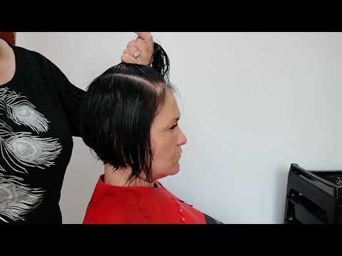 Видео: СТРИЖКА ТЕКСТУРНЫЙ БОБ-КАРЕ ПРИ ПОМОЩИ БРИТВЫ БОБ -КАРЕ ГРАДУИРОВАННЫЙ БОБ КАК СТРИЧЬ БРИТВОЙ