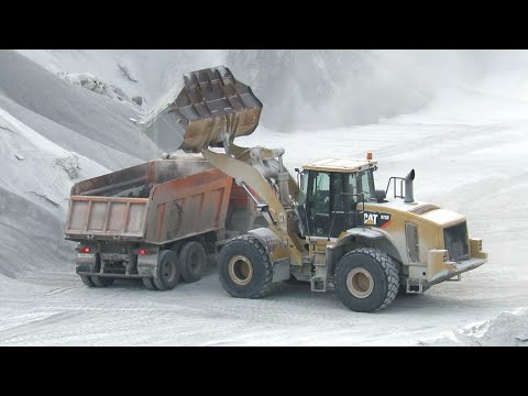 Видео: Быстренько загрузил два Камаза, Фронтальный погрузчик CAT