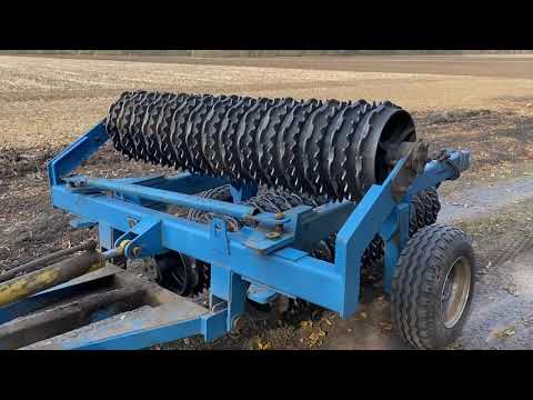 Видео: МТЗ 1025.2 с катком ККЗ-6 после сева. MTZ 1025.2 with kkz-6 roller, rolling after sowing.