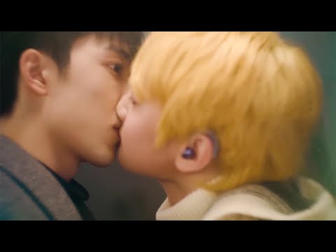 Видео: Он принял извинения мальчика и взял на себя инициативу поцеловать его.