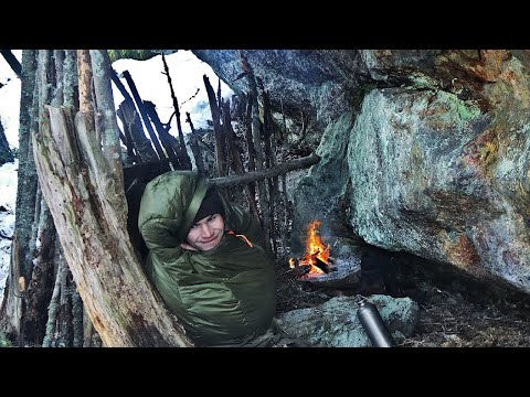 Видео: ❄️Замерзли снаружи, огонь внутри 🔥 Выживание в пещерном убежище (зимний кемпинг)
