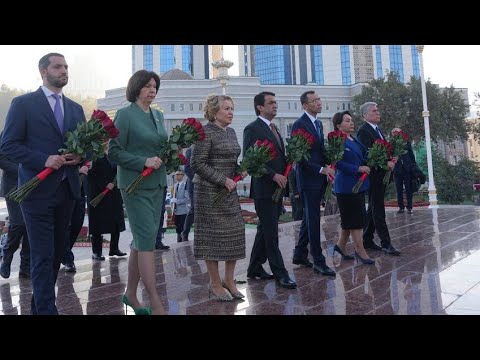 Видео: Меҳмонон бо ҳамроҳии муҳтарам Рустам Эмомалӣ гулу гулчанбар гузоштанд