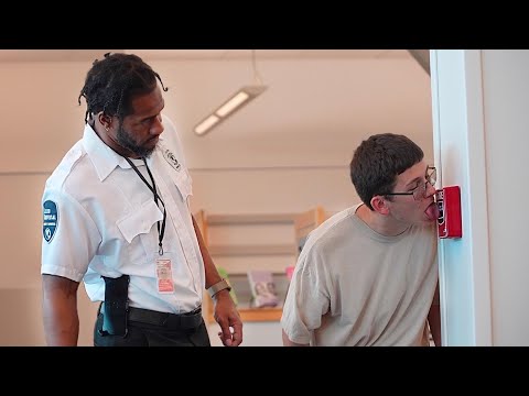 Видео: Розыгрыш с облизыванием пожарной сигнализации