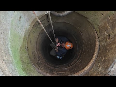 Видео: На дне старого колодца. Спустился чтобы почистить колодец. А там...