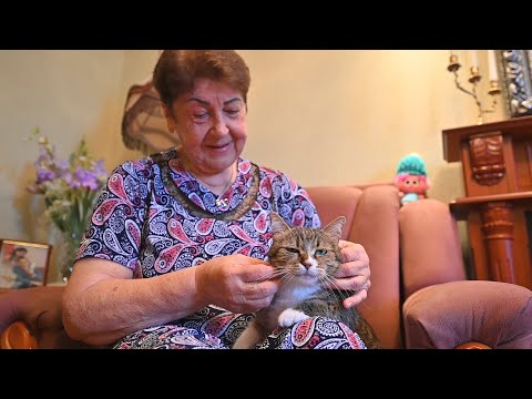 Видео: КАК НАША МАМА? ОТВЛЕКАЕМ МАМУ от ГРУСТНЫХ МЫСЛЕЙ