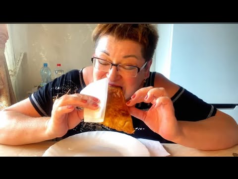 Видео: Купила и сожрала/Чебурек из магазина/МУКБАНГ