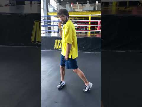 Видео: Урок бокса. Техника выполнения уклона, защитного действия на ногах🥊