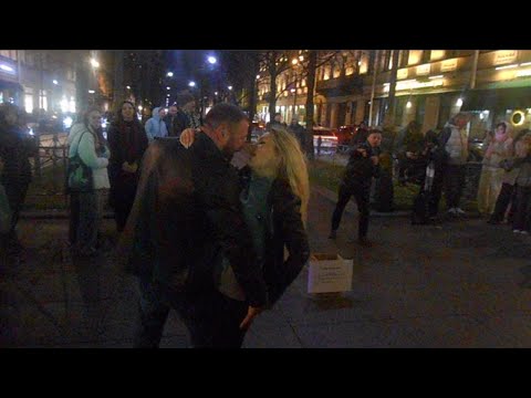 Видео: Уличные музыканты Питер Даниил Капустин на Большой Конюшенной 2 ноября ч4 - Я люблю тебя до слёз