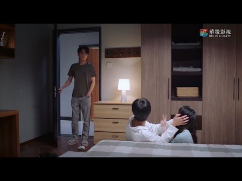 Видео: Это было так неловко! Героиня и ее парень поцеловались в комнате и брат ворвался в комнату