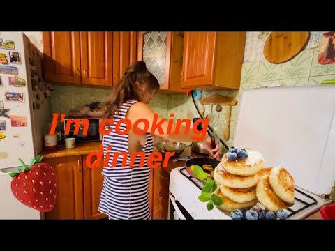 Видео: Готовлю сырники на ужин / I'm making syrniki for dinner