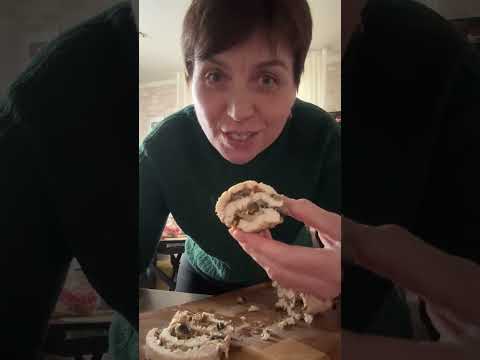 Видео: Мясная слойка||и хлеб в кружке||рецепты в описании⬇️⬇️⬇️