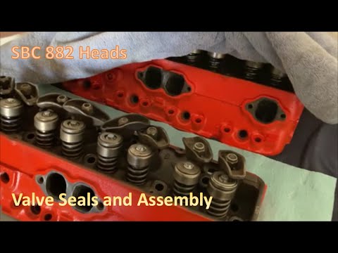 Видео: Установка уплотнения клапана головки блока цилиндров SBC и сборка пружины