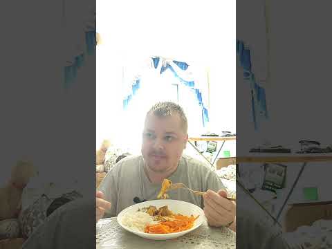 Видео: 🍳 Завтрак по-душевному: яичница, картошка и салатики | Мукбанг