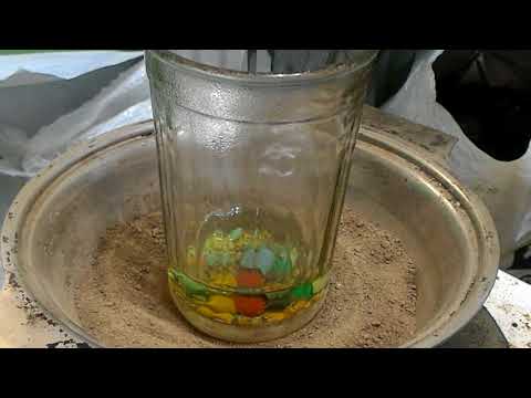 Видео: Очищаем керамические конденсаторы от покрытий Димексидом.