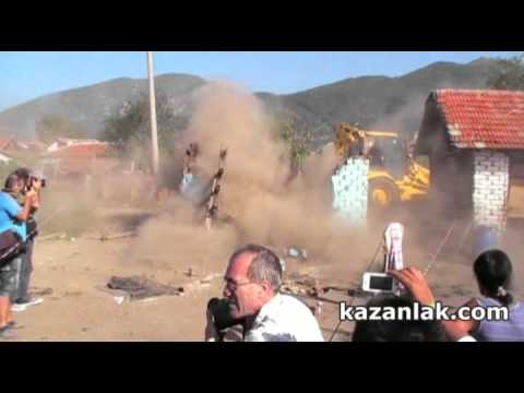 Видео: Събарянето на ромското гето в Мъглиж
