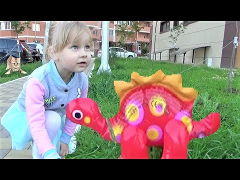 Видео: Алиса на детской площадке !!