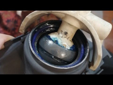 Видео: Установка новой кулисы ауди 100 с4 2.3 AAR в 2021г,замена карданчика штока мкпп