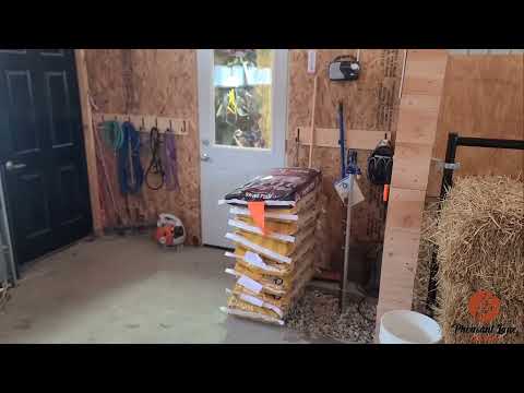 Видео: Бюджетный конюшня на 5 стойл с местом для амуниции 30x40