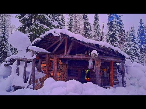 Видео: Ночь добираюсь до избушки. На рыбалку за хариусом. Изба, тайга и таёжная баня.