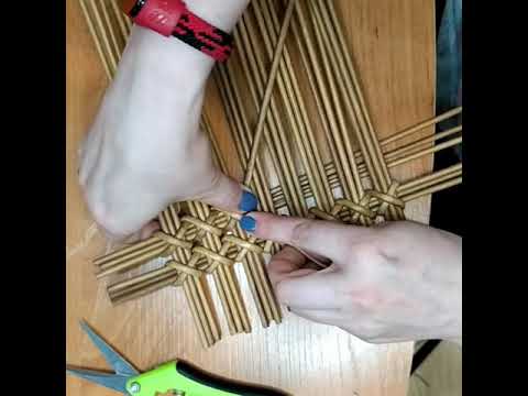 Видео: подставка под цветы из бумажной лозы