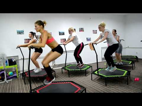 Видео: Jumping fitness. Джампінг. Джампинг. Скай джампинг. Фитнес на батуте