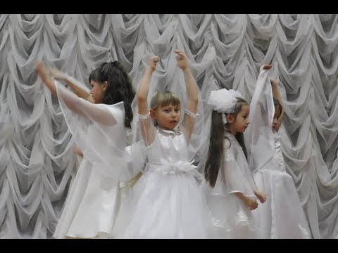 Видео: Танец снежинок -1 класс