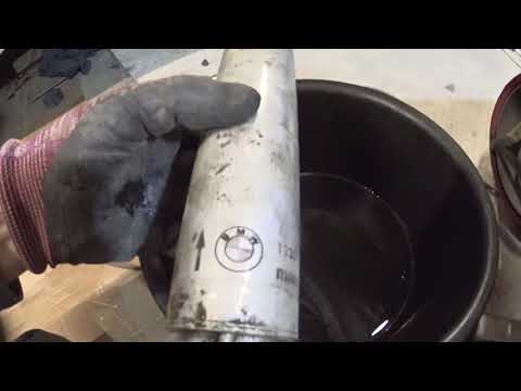 Видео: Замена топливного фильтра bmw e70 3.0d  (ПОДДЕЛКА?!)