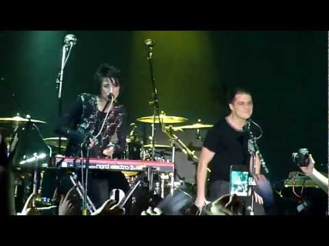 Видео: Земфира - Расскажи, Снегурочка (Arena Moscow 12.12.2011)