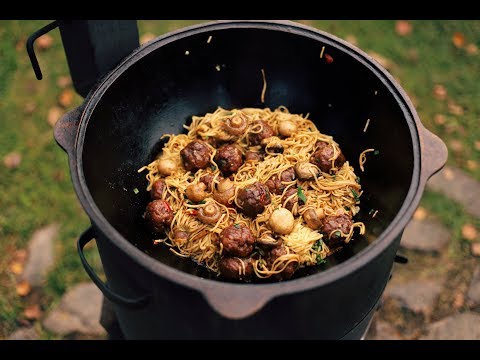 Видео: САМЫЙ ВКУСНЫЙ РЕЦЕПТ РОЛЛТОНА В КАЗАНЕ НА КОСТРЕ