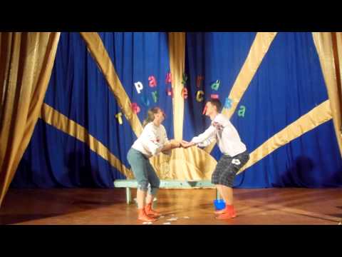 Видео: "Два веселых гуся" - инсценировка песни