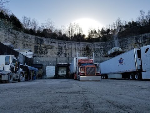 Видео: Дальнобой. США.  CAT против CUMMINS. Яблоки из Вашингтона в Атланту.