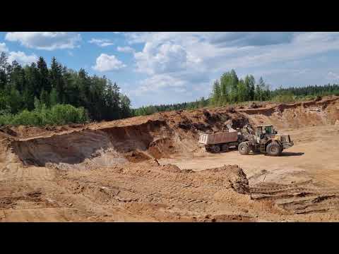 Видео: Погрузка гравия в карьере.
