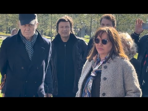Видео: ДОЧЬ И ЖЕНА ВЯЧЕСЛАВА ДОБРЫНИНА ПРИЕХАЛИ НА ЦЕРЕМОНИЮ ОТКРЫТИЯ ПАМЯТНИКА НА МОГИЛЕ АРТИСТА !!! 